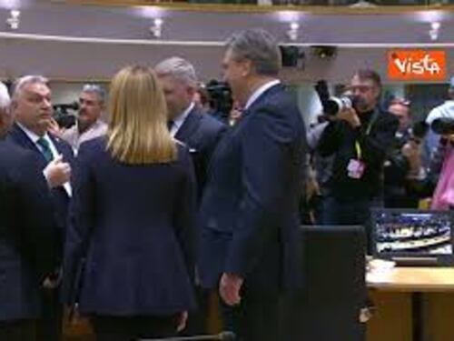 Orban saluta Metsola col baciamano al Consiglio Europeo straordinario