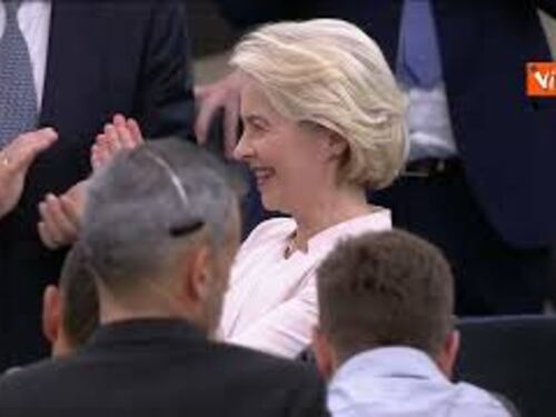 Von der Leyen rieletta Presidente della Commissione Ue. L'annuncio all'Eurocamera tra gli applausi