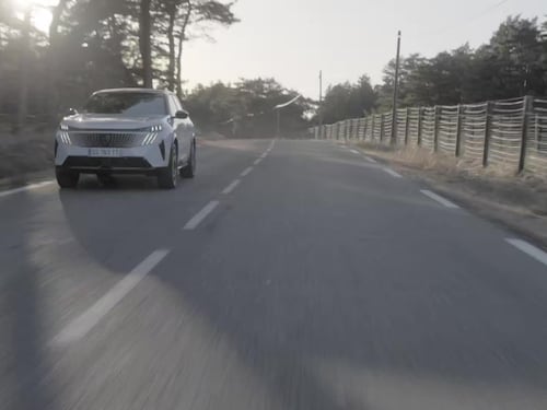 Peugeot e3008, primo contatto: guarda il video