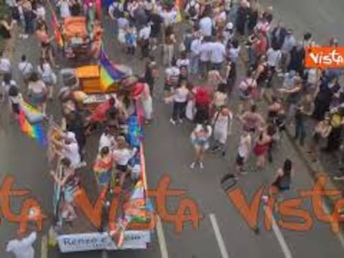 "Libere di esserə", lo striscione con la schwa che apre il corteo del Pride di Milano
