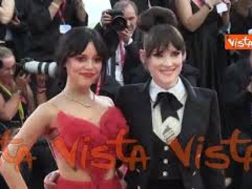 Venezia 81, il red carpet col cast stellare del nuovo film di Tim Burton inaugura il Festival