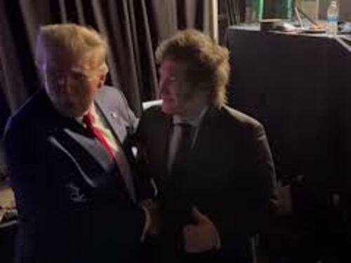 L'abbraccio tra Donald Trump e il Presidente argentino Milei al Cpac in Maryland