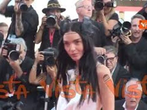 Venezia81, Mariacarla Boscono sul red carpet con le ali in testa, stivaloni e look gothic