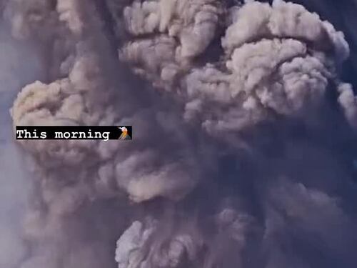 L'enorme nube di cenere sprigionata dall'Etna