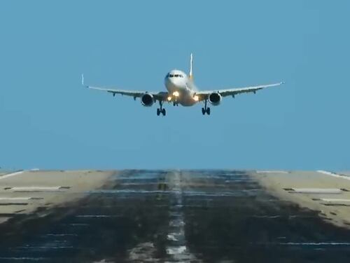L'Airbus oscilla e danneggia il carrello in fase di atterraggio: il video da brividi