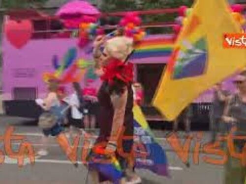 Anche una "Matrona romana" al Pride di Milano con un lungo abito arcobaleno