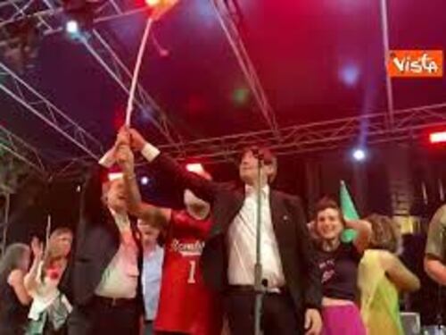 La bandiera palestinese sventola sul palco di Avs a Torino: "Free Free Palestine"