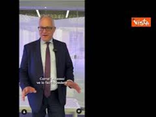 Gualtieri presenta nuova pensilina bus 'Eterna': Trasparente, con prese usb e touch screen per info