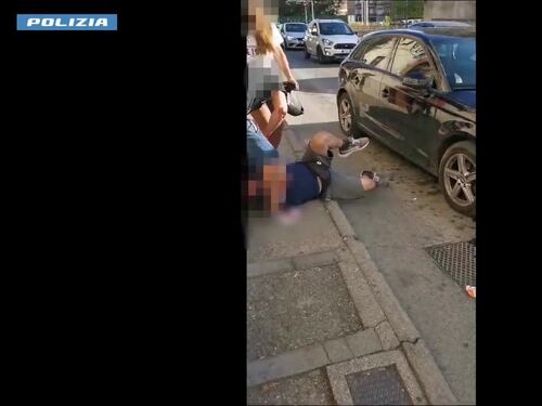 La brutale aggressione su un uomo riverso a terra nel pieno centro di Perugia, due rapinatori in manette: le immagini