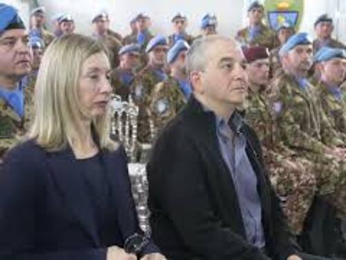 Giorgia Meloni incontra contingenti italiani in Libano e regala un uovo di Pasqua