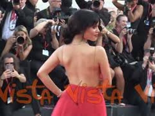 Venezia 81, Jenna Ortega sul red carpet con l'abito rosso di tulle in stile Lydia Deetz