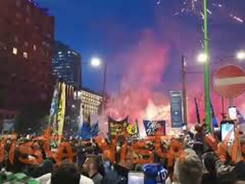 L'Inter festeggia lo scudetto, i tifosi in festa a Milano tra cori e fuochi d'artificio