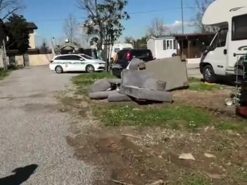 Divani abbandonati dal proprietario nelle campagne di Bergamo: il video ironico della restituzione da parte della polizia locale