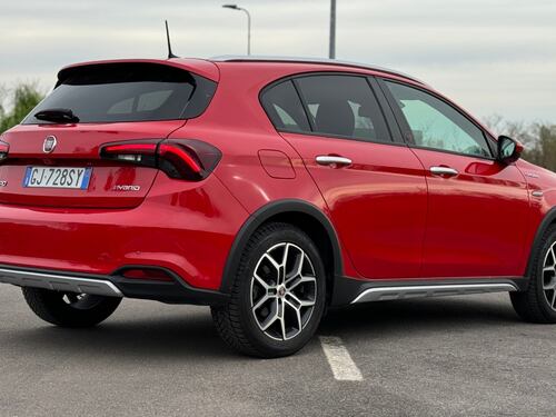 Fiat Tipo Hybrid Cross: guarda il video in pillole dell'italiana "tuttofare"