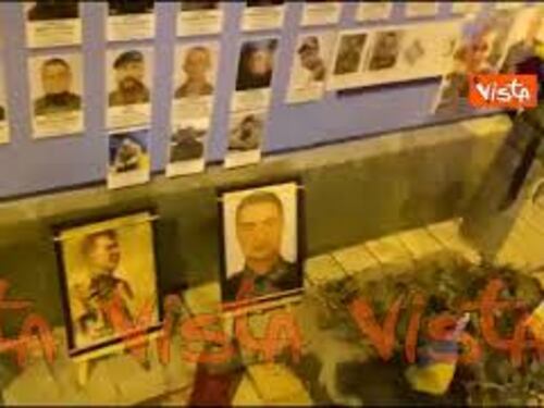 Un bambino tocca una foto sul muro degli eroi di Kiev ed esclama: Papà