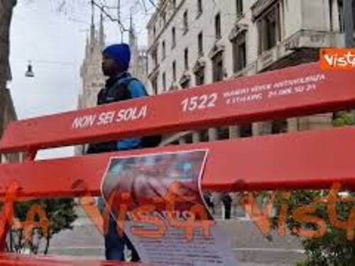 8 marzo, in Piazza Fontana a Milano inaugurata panchina rossa contro la violenza sulle donne