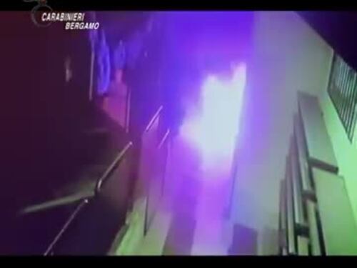 Un uomo appica l'incendio all'esterno della moschea a Bergamo