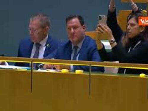 Onu vota a favore della richiesta di adesione della Palestina, applauso in Aula. L'Italia si astiene