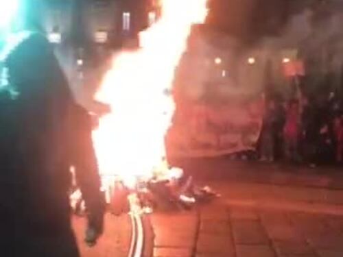 Manifestanti bruciano la bandiera di Israele