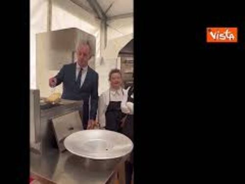 Zaia prepara un calzone fritto alla fiera Caseus Italy di Piazzola sul Brenta