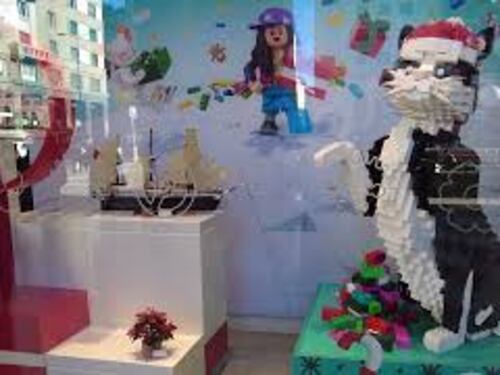 Festoni, fiocchi, luci illuminano le vetrine di Milano addobbate per le feste natalizie, le immagini