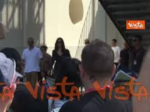 Venezia 81, Monica Bellucci saluta i fan in attesa di vederla dopo conferenza stampa con Tim Burton
