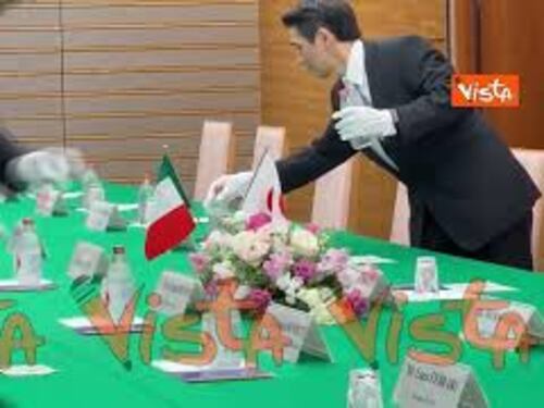 Acqua in bottiglia e tè verde per incontro Meloni-Kishida a Kantei