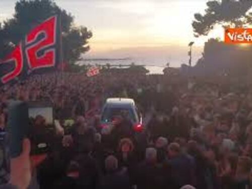 In 30 mila al funerale di Gigi Riva a Cagliari, l'omaggio a "Rombo di tuono" con un lungo applauso