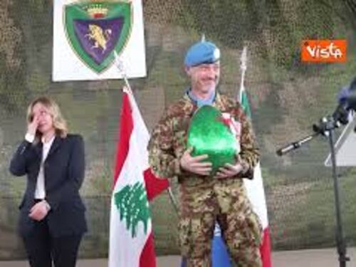 La commozione di Meloni quando regala uovo di Pasqua a contingente italiano in Libano
