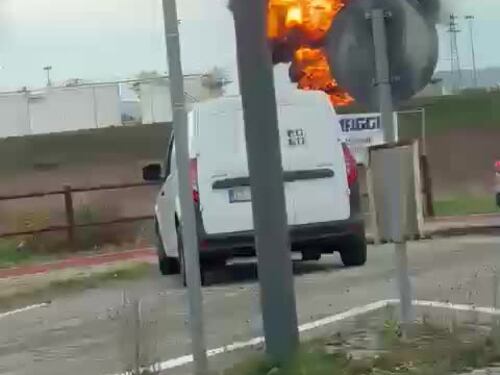 La colonna di fumo dopo l'esplosione al deposito Eni di Calenzano