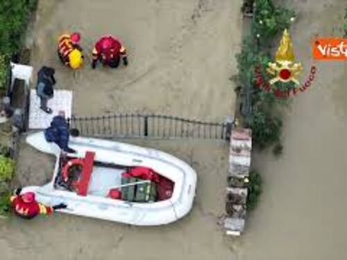 Maltempo Toscana, le operazioni di soccorso con i gommoni a Castelfiorentino viste dall'alto