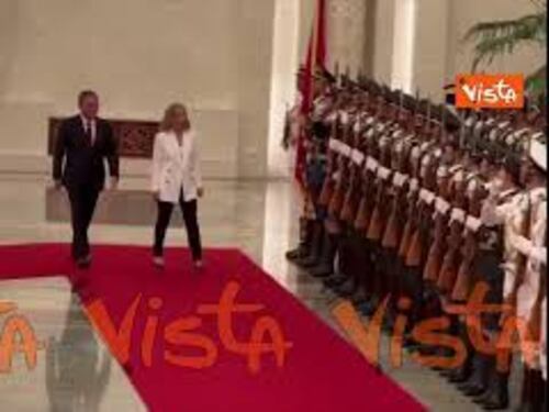 Meloni in Cina incontra il premier Li Qiang, gli onori militari per lei al Palazzo del Popolo