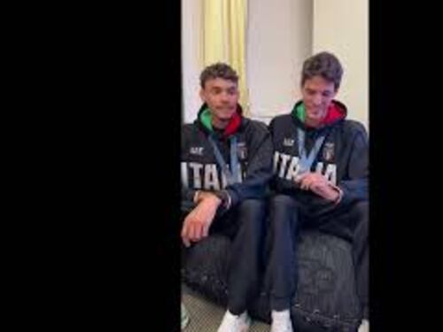 "Si vede che brilla?" i canoisti Stefano Oppo e Gabriel Soares scherzano con la medaglia d'argento