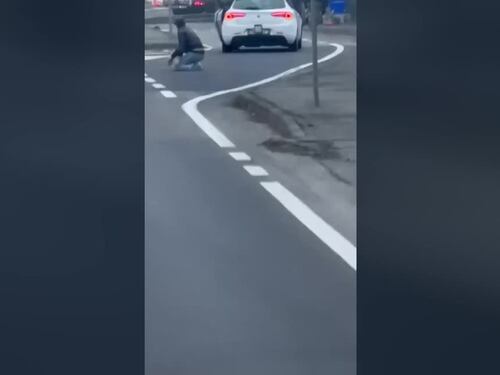 Le immagini choc da Parma: uomo trascinato su via Emilia