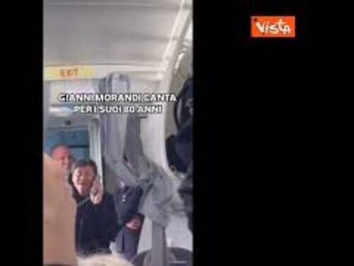 Gianni Morandi compie 80 anni e intona una canzone sull'aereo per Lisbona