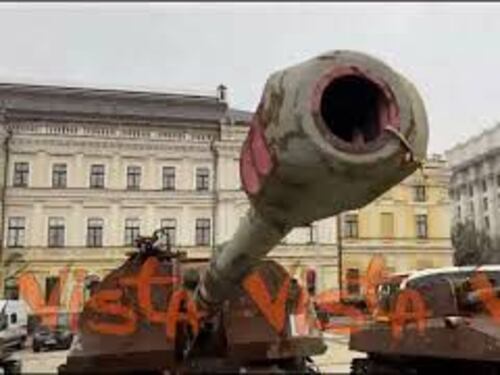 In piazza Mykhailivska a Kiev i mezzi russi distrutti dall'esercito ucraino