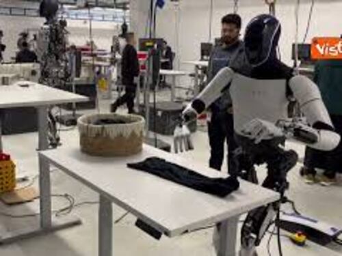 Il robot umanoide di Tesla, Optimus, piega una maglietta
