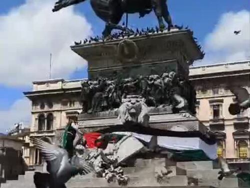 Il blitz dei Pro-Palestina in piazza Duomo a Milano