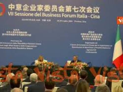 Applauso per Meloni al termine del suo intervento al Business forum in Cina