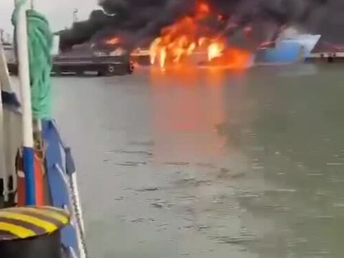 Attacco delle forze russe contro una nave cargo nel porto di Kavkaz