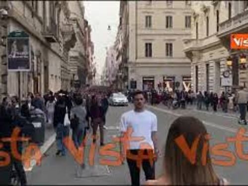 Pasqua a Roma, tantissimi a passeggio nella centralissima via del Corso