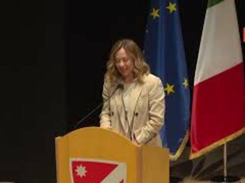 Meloni a Campobasso per firma accordi sviluppo, dal pubblico gridano: Vai Giorgia