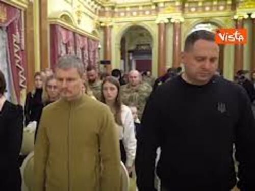 Conflitto Russia-Ucraina, Zelensky ricorda le vittime con un minuto di silenzio
