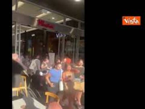 Attacco a Sydney, le persone escono dal centro commerciale colpito