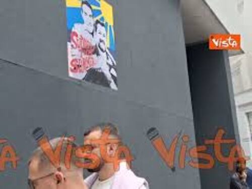 A Milano Vannacci e Salvini "Coppia dell'estate", i due abbracciati nell'ultimo murale di Rigaff