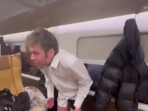 Fedez rimane in mutande sul treno