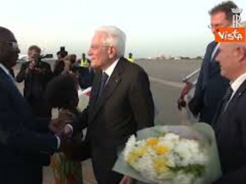 Mattarella accolto dai balli tradizionali al suo arrivo in Ghana