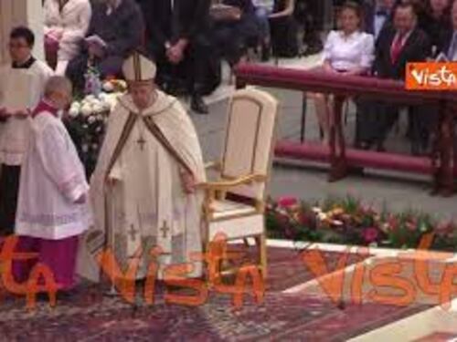 Messa di Pasqua, Papa Francesco lascia il posto al cardinale De Donatis per l'elevazione