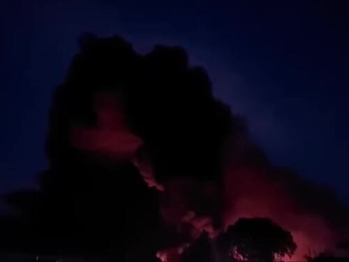 Le fiamme nella discarica abusiva di Ardea si sono sollevate all'alba