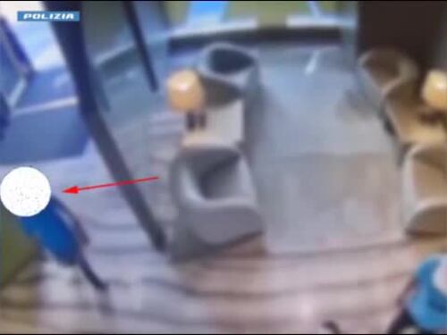 Il blitz del rapinatore nella hall dell'Armani hotel: il video della polizia